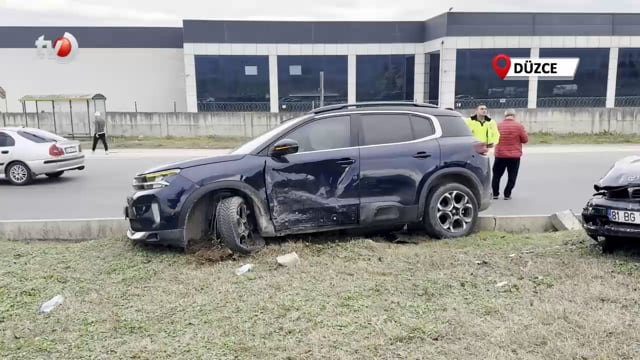 Kavşakta Çarpışan Araçlar Refüje Çıktı 2 Yaralı