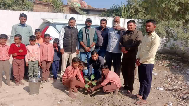 नव्या ग्रीन फाउंडेशन रामनगर के अध्यक्ष समाजसेवी नीरज मौर्य ननिहालों के साथ अनोखे अंदाज में मनाया अपना जन्मदिन
प्राथमिक विद्यालय रुकचनपुर रामनगर अंबेडकरनगर में नव्या ग्रीन फाउंडेशन के अध्यक्ष समाजसेवी नीरज मौर्य ने अलग अंदाज में अपना जन्मदिन मनाया नीरज मौर्य ने बच्चों के साथ बच्चों में कापी,पेंसिल,रबर,कटर,मिठाई के साथ-साथ एक-एक पौधा भी भेंट किए विद्यालय के प्रधानाचार्य विजय कुमार ने समाजसेवी नीरज मौर्य को जन्मदिन की बधाई दिए और समाज में सामाजिक कार्यों से नई पहचान बनाते हुए समाजसेवी की तारीफ भी की प्रधानाध्यापक विजय कुमार जी ने कहा शिक्षा के प्रति हमेशा इसी तरह जागरूक रहने को कहां वही समाजसेवी नीरज मौर्य ने कहा कि शिक्षित होकर ही आप अपने जीवन को सफल बना सकते हैं,शिक्षा प्राप्त करने वाला हर मानव शिक्षित होकर समाज को शक्तिशाली बनाता है,शिक्षा ही सही मायने में मानव जीवन में से अज्ञानता के अंधकार को मिटाता है शिक्षा प्राप्त करके ही समझ में सुख समृद्धि और स्थापना की जा सकती है साथ ही साथ विद्यालय परिसर में 10 पौधे का वृक्षारोपण भी कराया और कहां पर्यावरण के सुरक्षित होने से ही मानव जीवन में खुशहाली आ सकती है उक्त मौके पर प्रधानाध्यापक विजय कुमार,अध्यापक तेज प्रताप मिश्रा,समाजसेवी पत्रकार रमेश मौर्य,समाजसेवी राजन कन्नोजिया,शैलेश यादव,सतीश कुमार,राम नारायण विश्वकर्मा,अंकुर यादव आदि लोग उपस्थित रहे हैं..!!