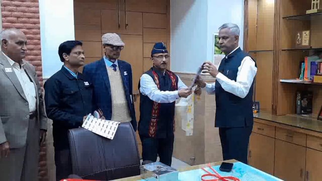 जिला सैनिक कल्याण पुनर्वास ऑफिस में सशस्त्र सेना झंडा दिवस मनाया गया जिला अधिकारी के सांकेतिक झंडा लगाकर शुभारंभ किया