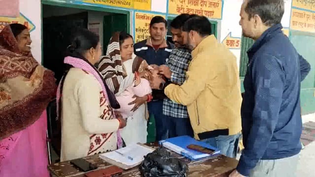 जलालाबाद के तहसीलदार व चिकित्सा अधीक्षक ने पोलियो बूथ का फीता काटकर व बच्चों को ड्रॉप लाकर बूथ का शुभारंभ किया