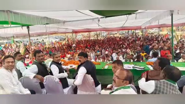 जेडीयू कार्यकर्त्ता सम्मलेन में पार्टी नेता कुर्सी को कुर्सी को लेकर आपस में भिड़तेनजर आए तो महिलाएं भी काफी दिखी नाराज 