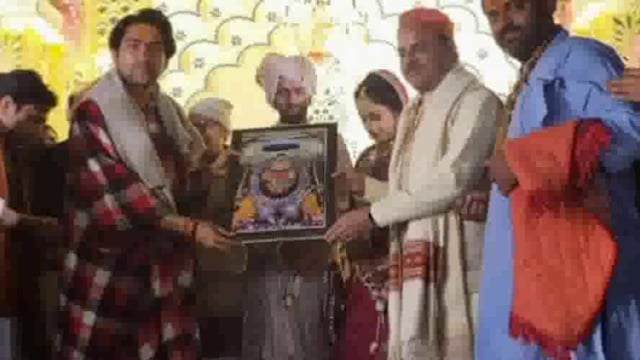 बागेश्वर धाम पीठाधीश्वर पंडित धीरेंद्र कृष्ण शास्त्री देर रात पहुंचे वृंदावन कथा वाचक की पुत्री की शादी में हुए शामिल।