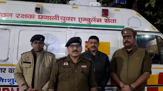 Barabanki satrikh Thane Mein Gau taskaron ne police ne girftar kiya is Gau taskari Mein Ek Hindu Ladka bhi sath mein hai S P Shri Dinesh Kumar ji ki bite