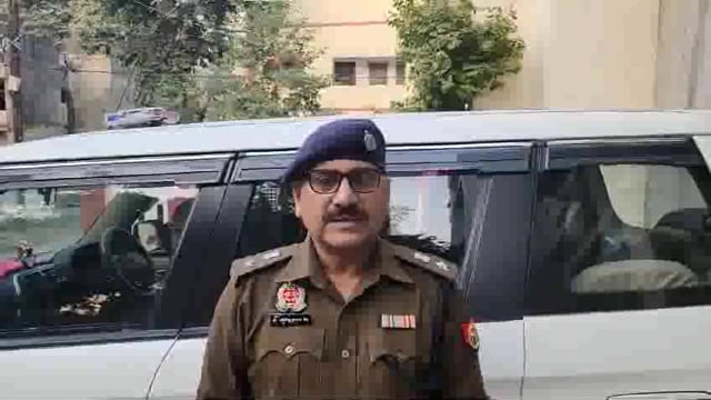 chakubaz teacher paanchvi ki class mein Chhatra padhati Thi homework na karne per uski pitaai Kar Di vah Apne Ghar Mein Gai aur bhai se batai aur ro rahi thi to Uske bhai ne teacher ke pass Shikayat Lekar Aaya to Shikshak Ne Chaku se use per Hamla Kar Diya S P Sri Dinesh Kumar ji ki bite  Barabanki