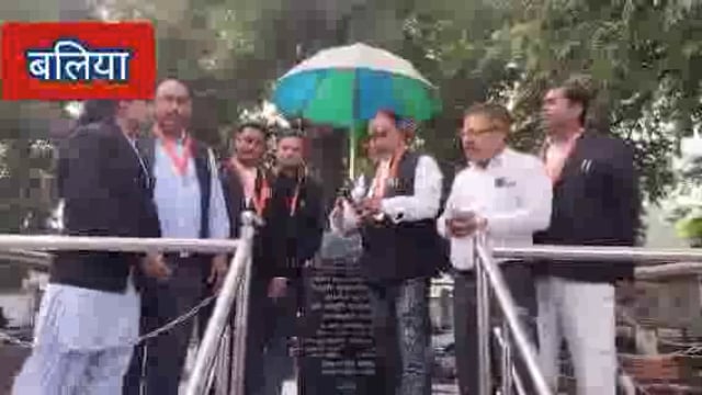 बलिया-अधिवक्ताओं को हौसला बढ़ाने के लिए जिलाधिकारी कार्यलय पर किया गया समानित