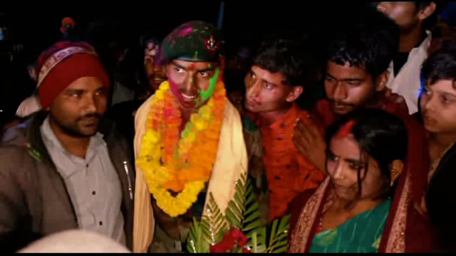 अग्निवीर आर्मी बनकर आया घर वार्ड सदस्या एवं ग्रामीणों ने किया भव्य स्वागत 