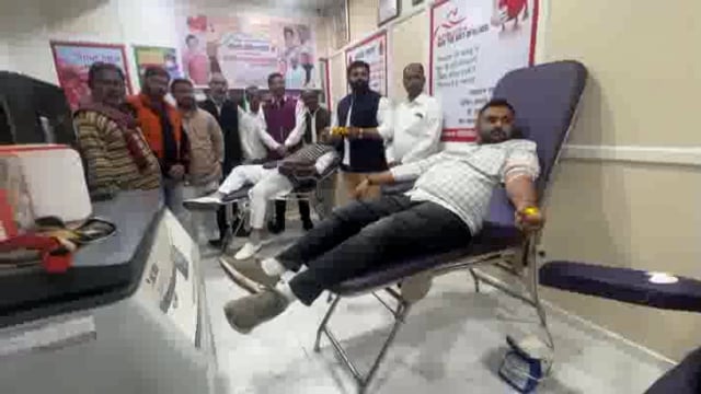 कांग्रेस पदाधिकारी ने रक्तदान और फल व कपड़े वितरित कर मनाया सोनिया गांधी का 79 वां जन्मदिन