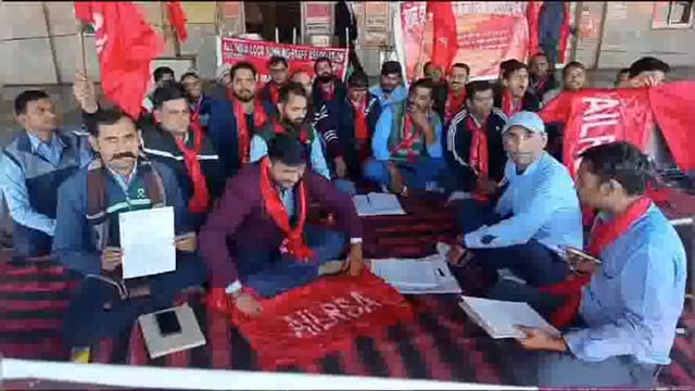 लोको पायलट और असिस्टेंट लोको पायलटो ने अपनी मांगों को लेकर रेलवे स्टेशन पर धरना प्रदर्शन किया