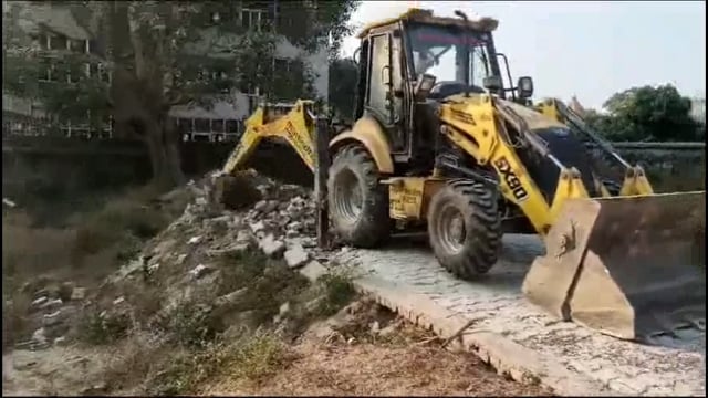 अवैध निर्माण पर विकास प्राधिकरण ने की ध्वस्तीकरण की कार्रवाई।