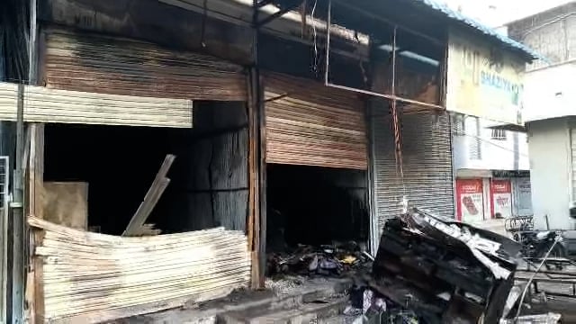 भाजी मार्केट येथे शॉर्ट सर्किटमुळे जळालेल्या दोन दुकानाचे ३३ लाख ५० हजार रुपयांचे नुकसान