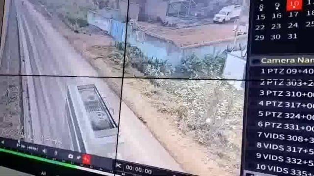 ବାଇକ ଚାଳକଙ୍କୁ ପଛପଟୁ ଧକ୍କାଦେଲା ଯାତ୍ରୀବାହୀ ବସ୍ , ଦୁର୍ଘଟଣାରେ ୩ ଜଣଙ୍କ ମୃତ୍ୟୁ । ସିସିଟିଭି ଫୁଟେଜ ହେଲା ସୋସିଆଲ ମିଡିଆରେ ଭାଇରାଲ । 