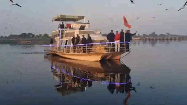 यमुना में क्रुज तैरने में अब संभवत सफल हो सकेगा ऋषि के श्राप के डर से गरुड़ क्रुज का नाम बदलकर ब्रज रथ रखा