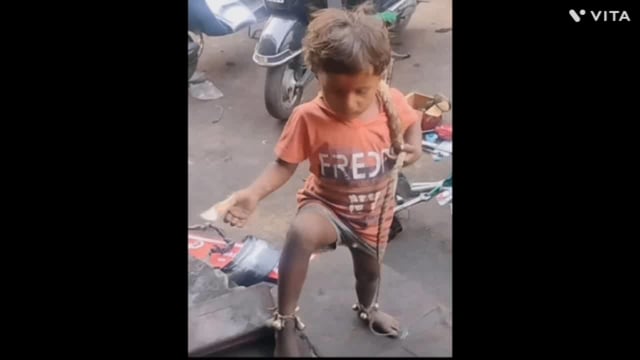 कोल्हापूर मध्ये या आलेल्या चिमुरडीला तसेच तिच्या खांद्यावरील आसुड व पायातील घुंगरू ला सरकार न्याय देऊ शकेल का ?