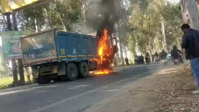 रुड़की के नगला इमरती में बीच सड़क डंपर में लगी आग! मुश्किल से फायर ब्रिगेड ने पाया काबू!