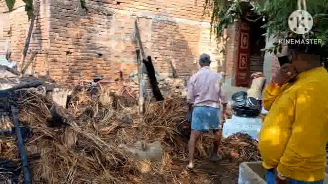 लक्ष्मीपुर गांव में एक घर में आग लगने से मवेशी सहित करीब दो लाख रुपए की संपत्ति जल कर हुई राख।