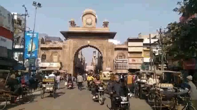 मथुरा होली गेट चौराहे पर लाखों रुपए की लागत से लगाया गया राष्ट्रीय ध्वस्त तिरंगा झंडा गायव