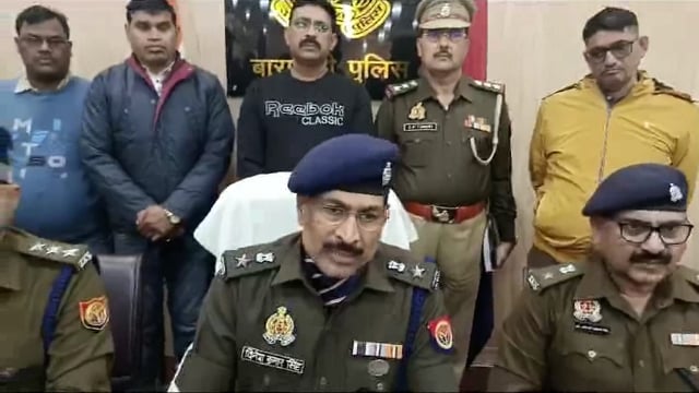 Barabanki Jile Mein drugs taskari Karne Walon Ko Bada action 6 Logon Ko drugs taskari Mein Pakda gaya hai Jinke pass Bhari Matra mein aur rupya baramad Kiya Gaya Hai Inki sahayata Karne Wale Char policekarmiyon ko bhi suspend kar diya Gaya Hai S P Shri Dinesh Kumar ji ki bite Barabanki