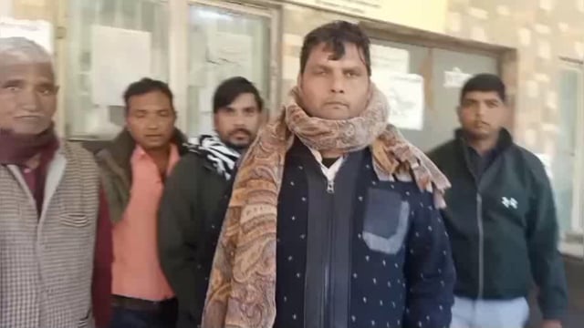 महिला की कुल्हाड़ी से काटकर हत्या मायका पक्ष ने लगाया पति पर दहेज हत्या का आरोप पुलिस ने लिया हिरासत में 