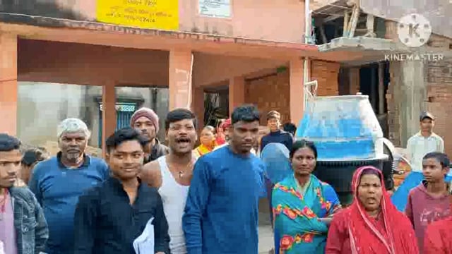 अमरपुर नगर पंचायत के वार्ड संख्या 10 के महादलित टोला में चौपाल पर अतिक्रमण को लेकर लोगों ने जताया विरोध।