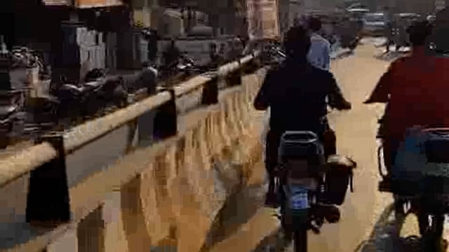 ब्रेकिंग अकबरपुर
सड़क पर 2 युवकों के लापरवाही की वीडियो सोशल मीडिया पर वायरल चलती रोड पर हाथ में सेल्फी स्टैंड लेकर स्केटिंग चलते हुए रील बनाने की युवक की वीडियो सोशल मीडिया पर वायरल रोड पर यदि कोई दुर्घटना घटित होती है तो कौन होगा जिम्मेदार