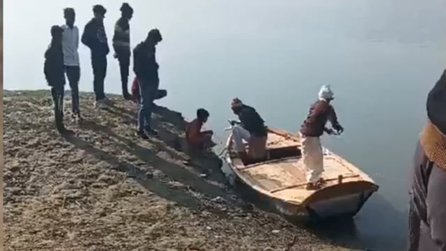 बहबुल नदी पार करने वाले ग्रामीणों के लिए आम आदमी पार्टी के विधानसभा प्रभारी ने डलवाई नाव, नाव का विधिवत पूजा पाठ के बाद