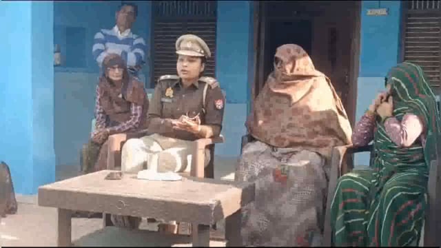 महिला दरोगा ने गांव में चौपाल लगाकर महिला सशक्तिकरण को लेकर जागरूक किया