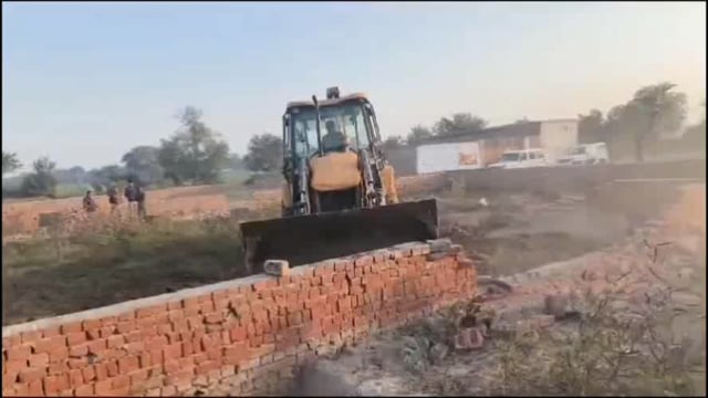 पानीगांव खादर की जमीन पर दबंगों द्वारा किए गए अवैध निर्माण को ध्वस्त कर कब्जा मुक्त कराई जमीन।