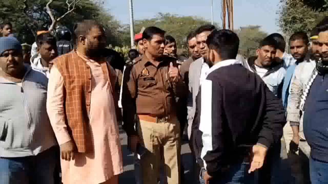 मथुरा वृंदावन रोड पर एक दर्जन गाय मृत मिलने को लेकर गौ भक्तों ने किया रोड जाम कार्रवाई की मांग 