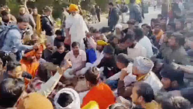 रोड जाम कर मृत गौ वंशों को न्याय दिलाने पर अडे हिंन्दु वादी संगठन और गौ भक्तो पर पुलिस ने चलाई लाठियां।