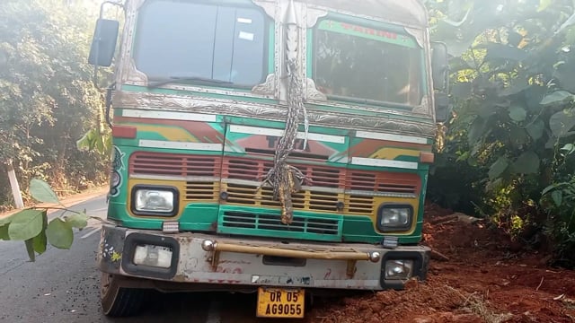 ରାୟପୁର ଛକ କଳାପାଣି ରୋଡ ମଦ ପି ଗାଡି ଚଲେଇବା ପଡିଲା ମହଙ୍ଗା ଦବିଲା ଆଗ ଚକା ଗାଡି ଛାଡି ଡ୍ରାଇଭର ଫେରାର 