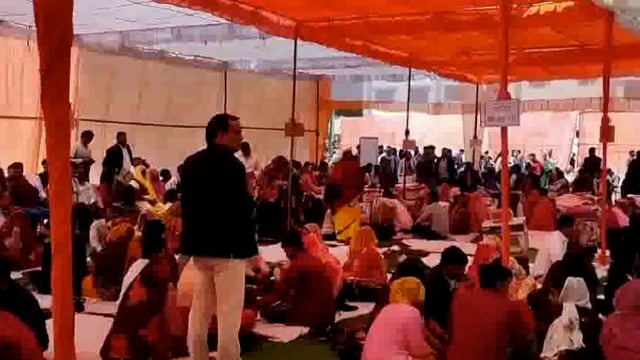 मुख्यमंत्री सामूहिक विवाह योजना के अंतर्गत मथुरा में डेढ़ सौ जोड़ों को दिया गया आशीर्वाद एक साथ बीसीए कॉलेजमें हुई शादी