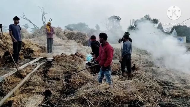 चनसार पोखर पर खेल-खेल में बच्चों ने पुआल के पुंज में लगाई आग।3000 पुआल जलकर राख।