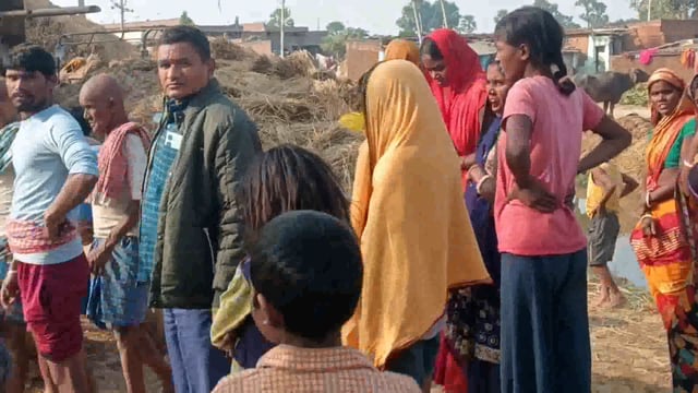 अचानक घर में लगी आग से हजारों रुपए की संपत्ति जलकर हुई राख