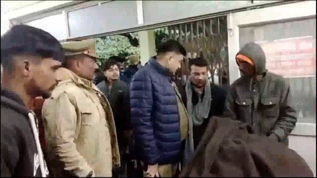 घर लौटते समय बदमाशों ने युवक को मारी गोली: प्रतापगढ़ मेडिकल कॉलेज से प्रयागराज रेफर, ट्रैक्टर लेनदेन के विवाद की आशंका