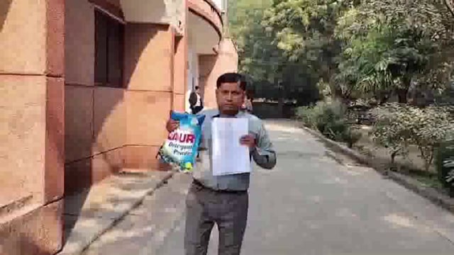 बलदेव क्षेत्र में राशन डीलर ने अंगूठा लगवा कर सो रुपए लिए और थमाया डिटर्जेंट पाउडर पीड़ित ने की डीएम कार्यालय शिकायत