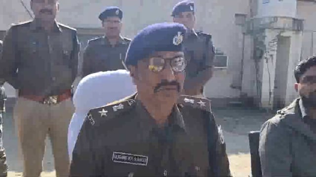 बगहा पुलिस ने आदित्य कुमार सोनी की हत्या का उद्भेदन करते हुए दो हत्यारोपी किशोर को गिरफ्तार किया है। 