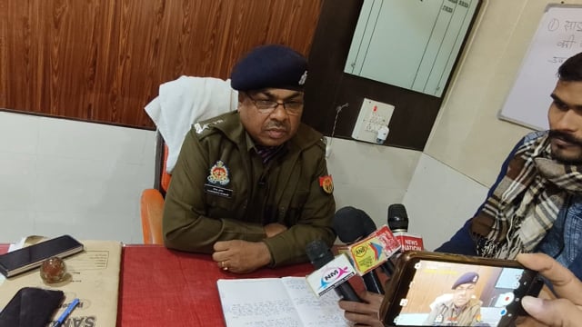 अमेठी कोतवाली के चंद कदमों बाईपास के पास खड़ी गाड़ी का सीसा फोड़कर डेढ़ लाख रुपये बदमाशों ने उड़ा दिये पुलिसजांच जारी है