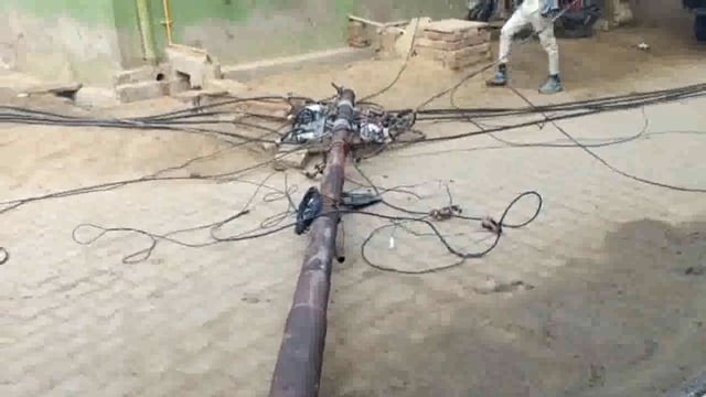 मथुरा में गोवर्धन रोड पर विद्युत पोल भरभरा कर गिरा बाल बाल बच्चे टहलने वालें लोग