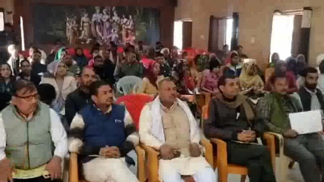 फरह ब्लॉक में शौचालय दिवस के समापन पर जिला पंचायत राज अधिकारी ने ग्राम प्रधान व रोजगार सेवकों को प्रशस्ति पत्र दिये