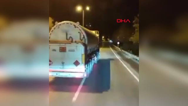 Alkollü sürücünün otomobili, tankerle bariyer arasında sıkıştı