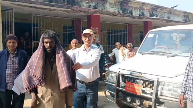 ठंड से बचाव हेतु गरीब एवं असहाय व्यक्तियों के बीच उप प्रमुख एवं प्रखंड विकास पदाधिकारी ने बांटे कंबल