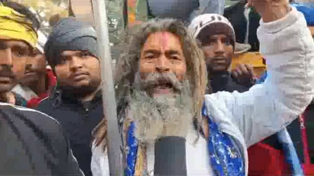 छाता में गो तस्करी करते दो गौ तस्कर गिरफ्तार आरोपियों से गौ भक्तों ने तीन गोवंशों को कराया मुक्त