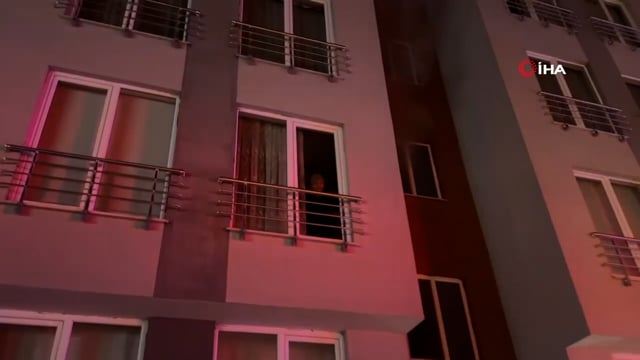  Apartman garajında yangın çıktı: 2 araç yandı, mahsur kalan 8 kişi kurtarıldı