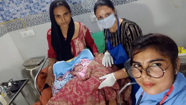 मथुरा के एक अस्पताल में महिला ने एक साथ तीन बच्चों को दिया जन्म जच्चा बच्चा स्वस्थ कुदरत का करिश्मा