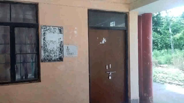 गोंडा बाढ़ राहत वितरण में अनियमितता का मामला गरमाया, ग्रामीणों ने लेखपाल पर लगाए गंभीर आरोप।