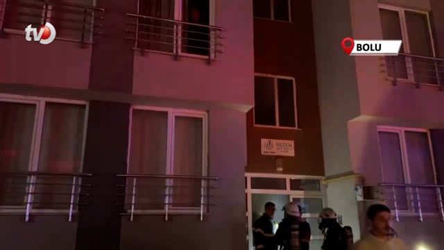 Apartman Garajında Yangın Çıktı 2 Araç Yandı, Mahsur Kalan 8 Kişi Kurtarıldı