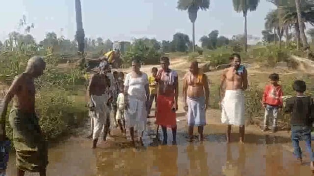 पुल निर्माण कि मांग:प्रतिनिधियों की खोखले वादे पर गुस्साए ग्रामीणों ने 2025 विधानसभा चुनाव वहिष्कार करने का लिया संकल्प