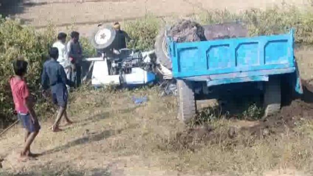 ट्रेक्टर पलटने से एक चालक युवक की मौंत दूसरा मजदूर पुरी तरह जख्मी 
