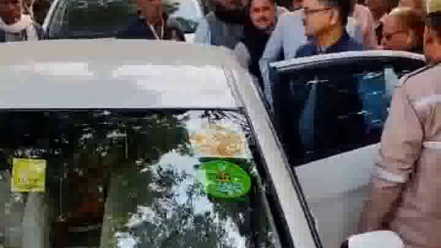 चांदपुर कला में खेल मैदान का निरीक्षण करने पहुंचे केंद्रीय मंत्री के सलाहकार डॉ प्रभात कुमार