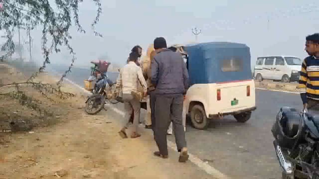 गोवर्धन की अडिंग चौकी के समीप डिवाइडर से टकराकर ऑटो पलटा चालक की हुई मौत